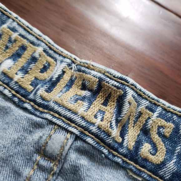 Women Medium Wash Cutoff Jeans - Picture 2 of 3